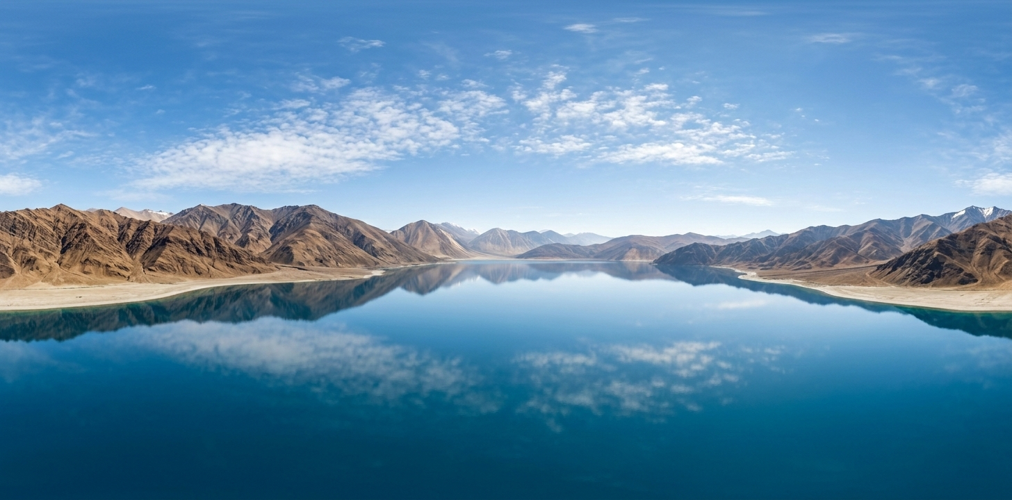 高原镜面湖泊与山脉