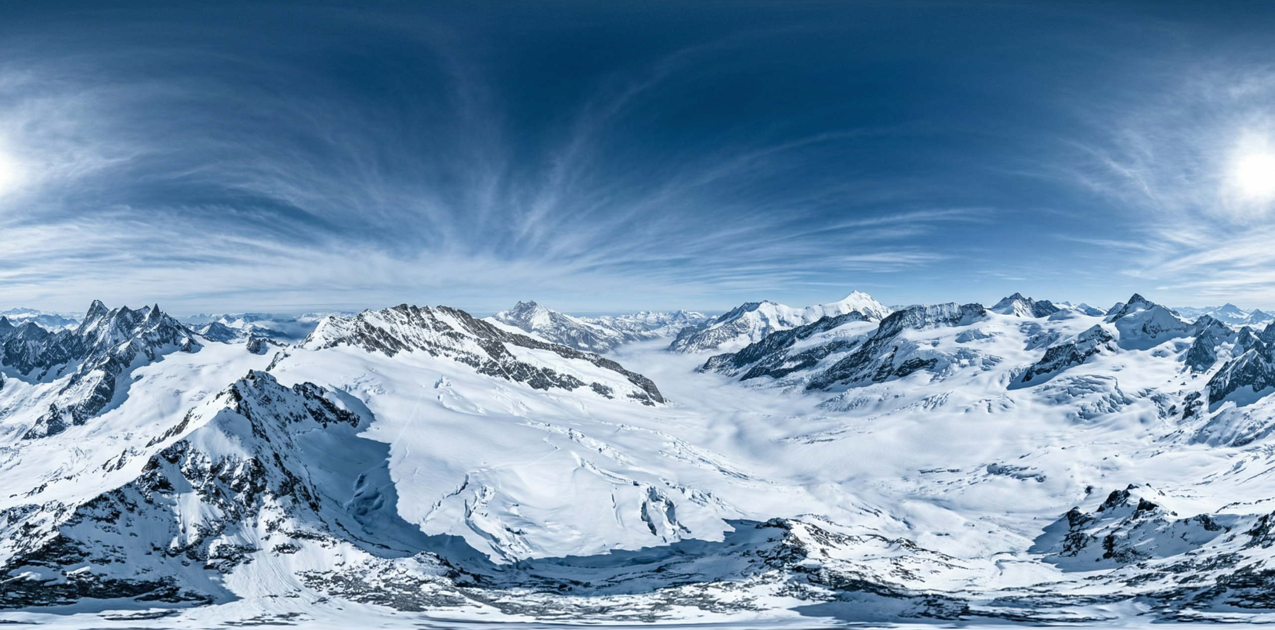 极寒巅峰:瑞士阿尔卑斯山脉的银色冰雪荒原