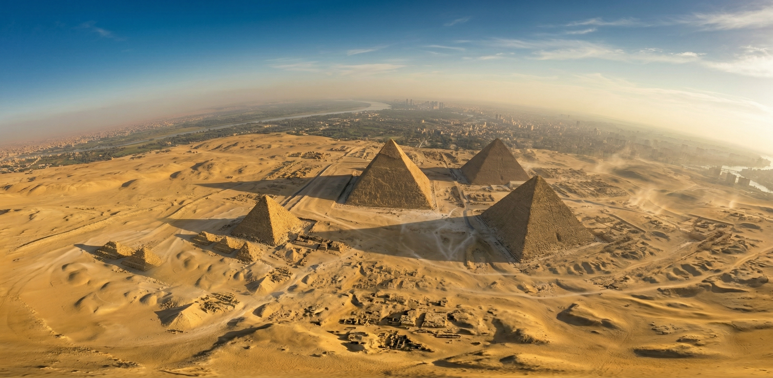 永恒丰碑:吉萨大金字塔群与撒哈拉沙漠的落日余晖