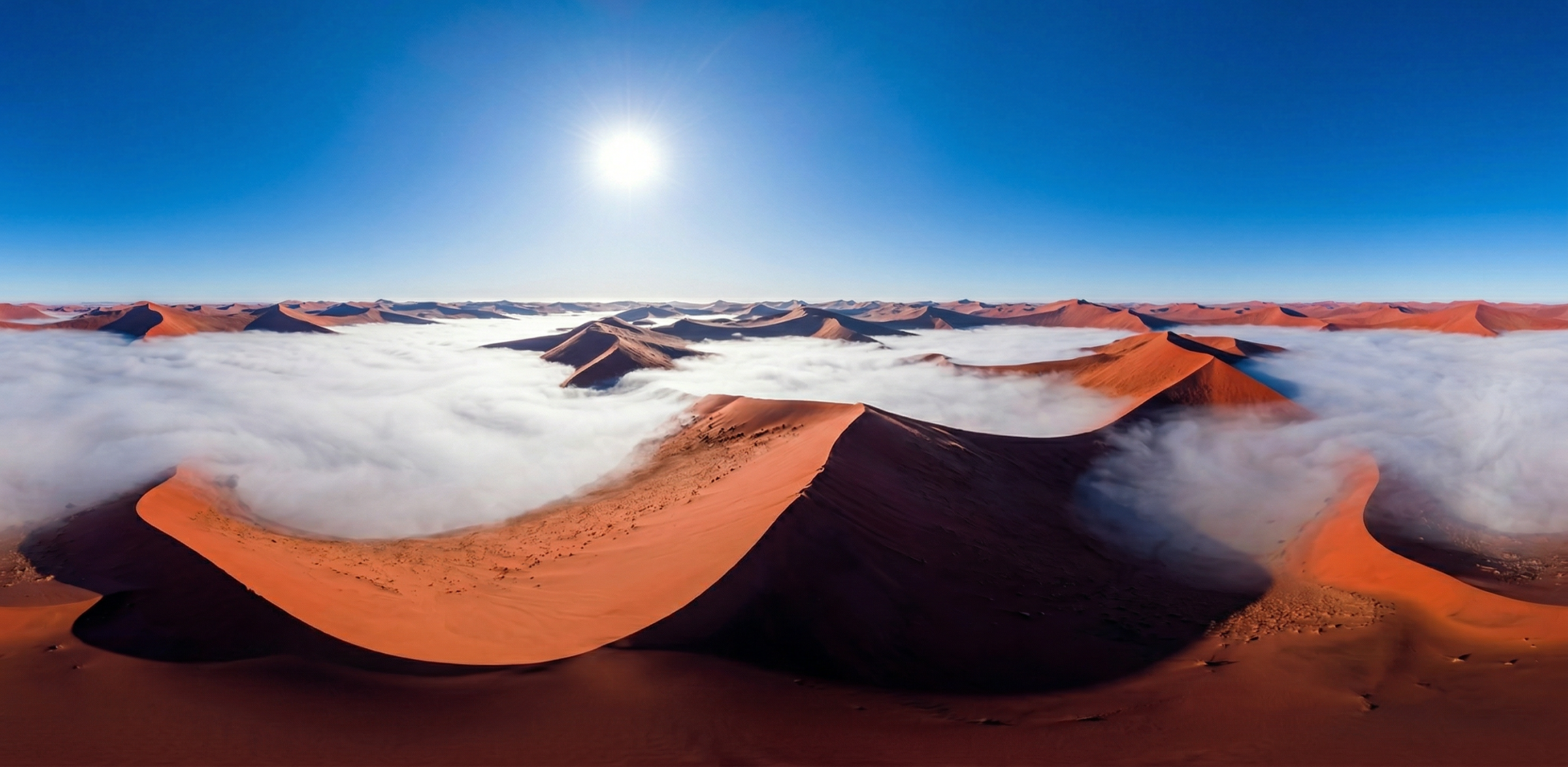 沙海幻境:纳米布沙漠红色沙丘与罕见平流云海