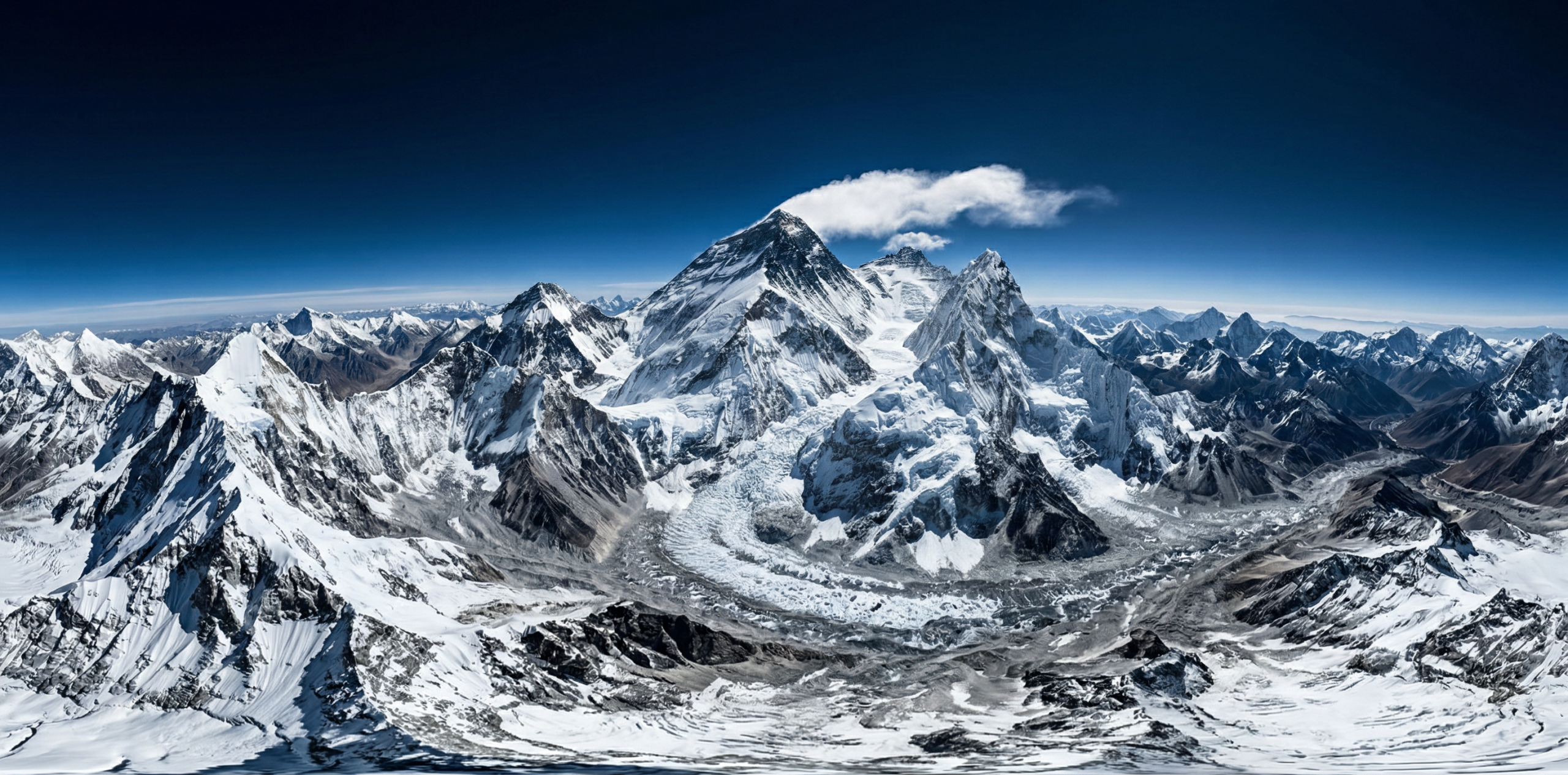 世界之巅:喜马拉雅珠穆朗玛峰的宏伟群峰