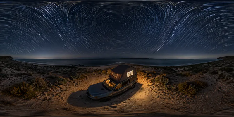 星轨环绕原始海滩露营全景 GPT Image 2.0提示词