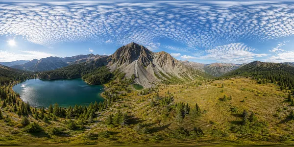云巅秘境：高山湖泊与森林环抱的360°阿尔卑斯山谷